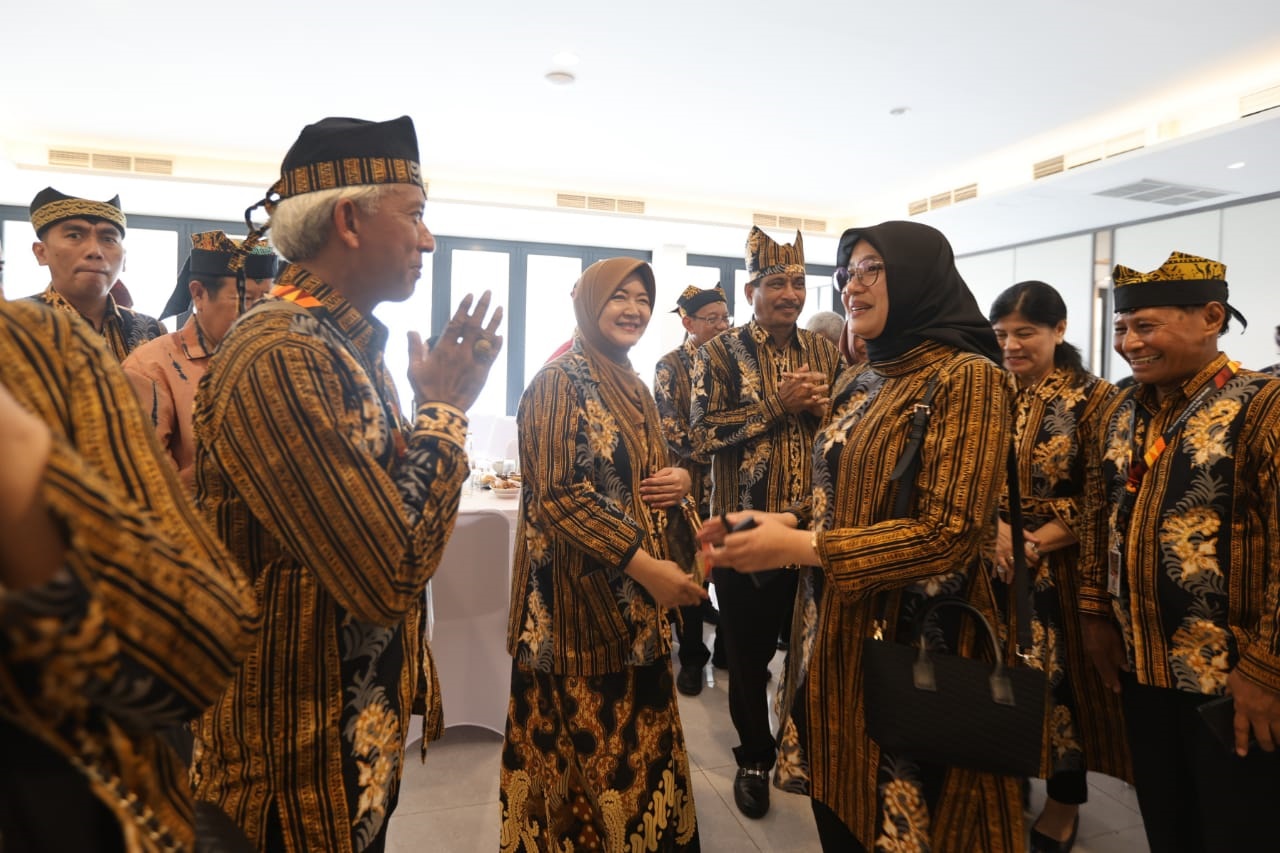 SILATURAHMI: Bupati Ipuk Fiestiandani didampingi para tokoh dan sesepuh Ikawangi saat menghadiri halalbihalal Ikawangi Jakarta Raya yang digelar di Tangerang Minggu (5/5).