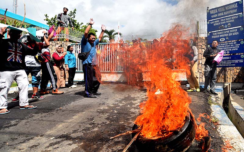 TANGGAP DARURAT: Warga membakar ban bekas dalam simulasi pengamanan gardu induk PLN 150kV di Jalan Raden Wijaya, Banyuwangi, Sabtu (4/5).