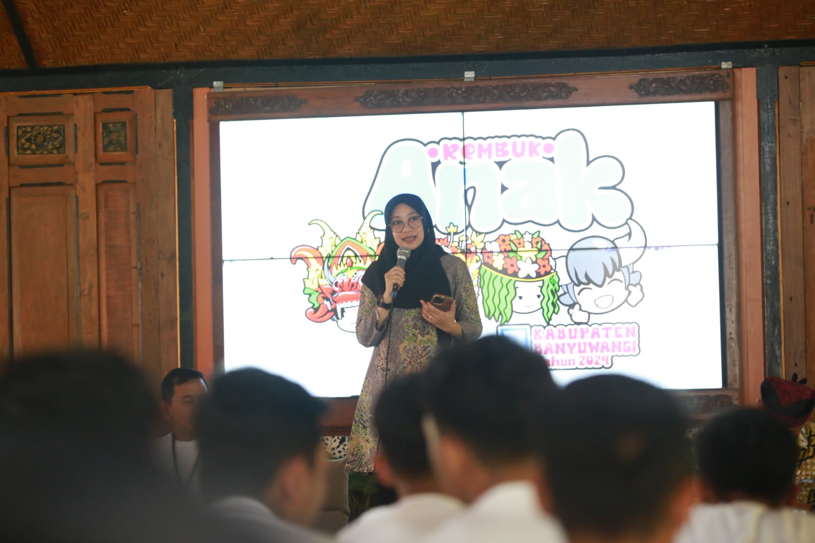 MENJARING ASPIRASI: Bupati Ipuk menyampaikan sambutan pada forum Rembug Anak di pelinggihan Kantor Disbudpar Banyuwangi.