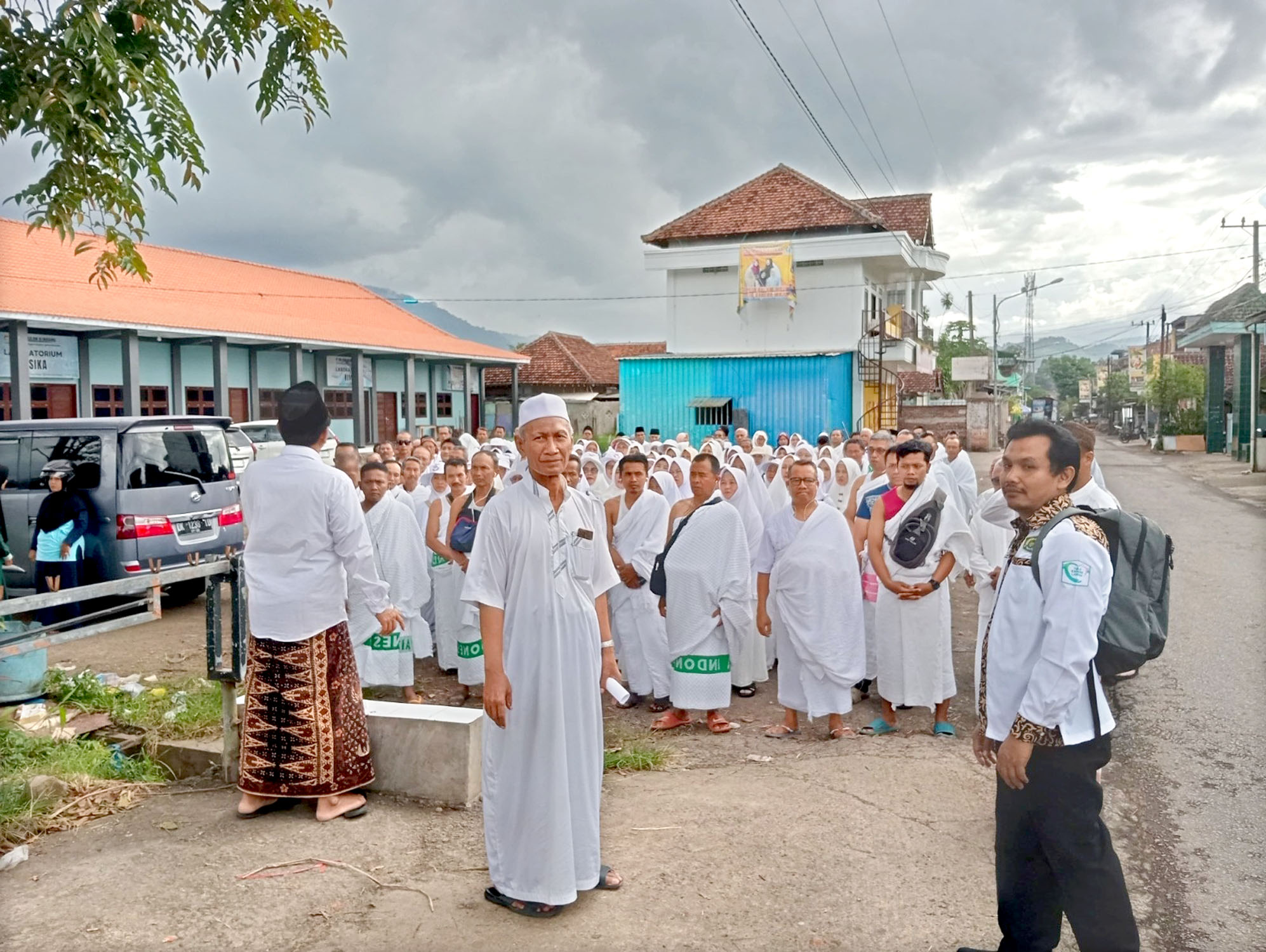 JAGA KEBUGARAN: CJH dari Kecamatan Bangorejo mengikuti bimbingan manasik dan senam haji di Pondok Pesantren Nurul Falah Sunan Geseng, Desa/Kecamatan Bangorejo kemarin (5/5)