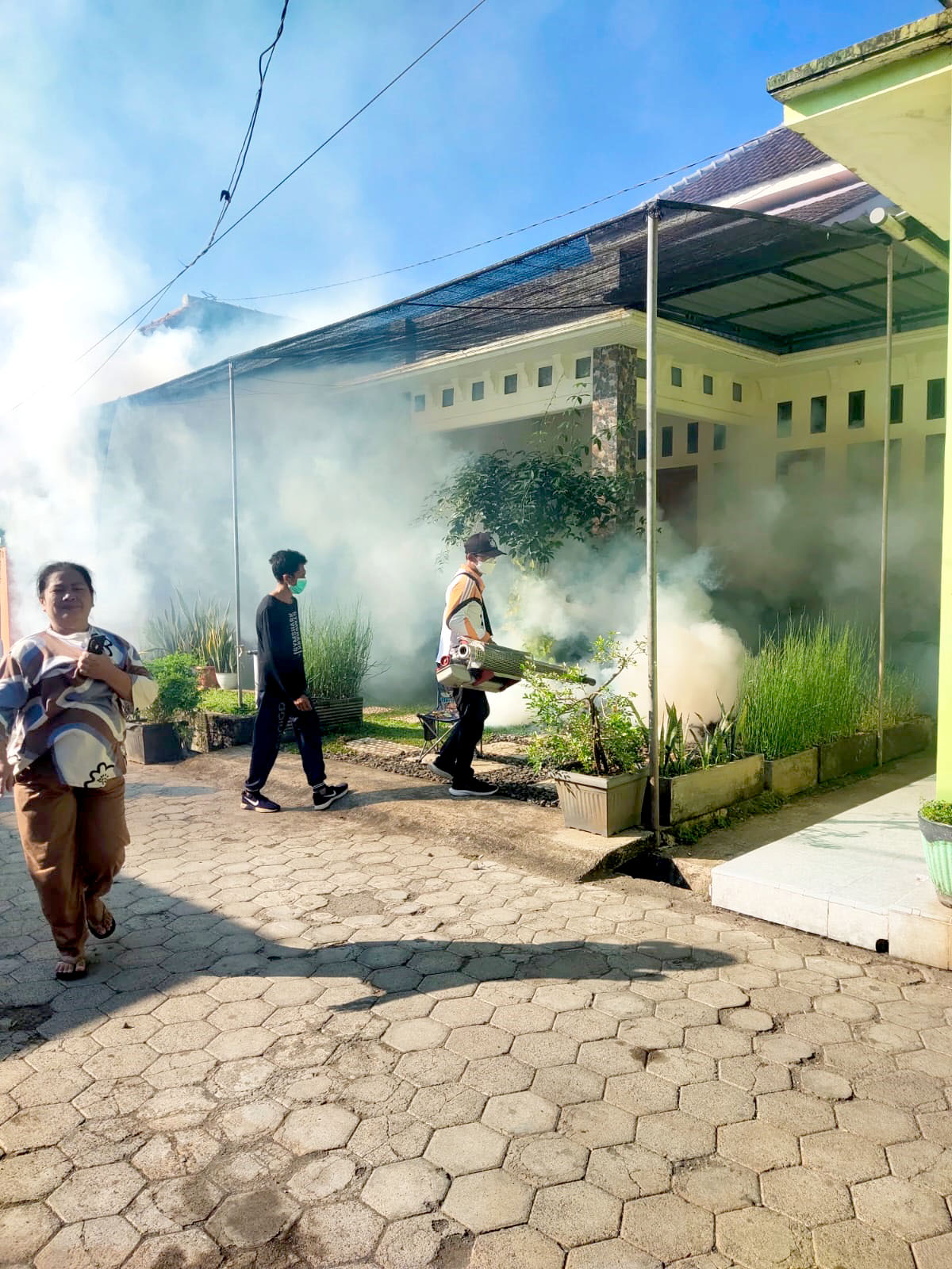 CEGAH: Petugas dari Puskesmas Gitikdidampingi perangkat Desa Rogojampi melakukan fogging di Dusun Lugonto, Desa/Kecamatan Rogojampi Minggu (5/5)