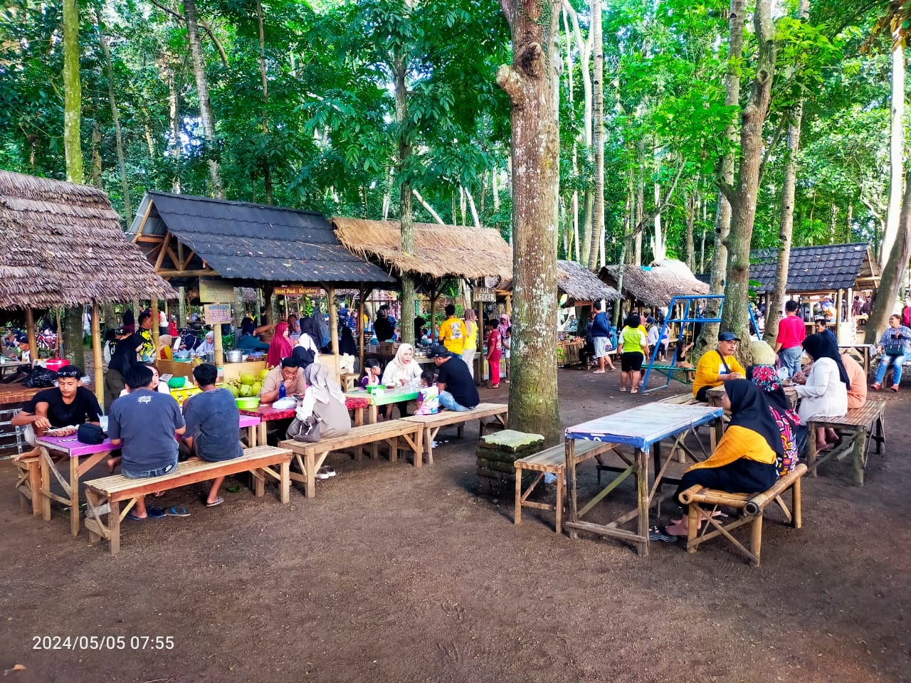 JADI IDOLA: Para pengunjung menikmati sarapan pagi di bawah rindangnya pepohonan Pasar Wit-witan di Desa Alasmalang, Kecamatan Singojuruh Minggu (5/5)