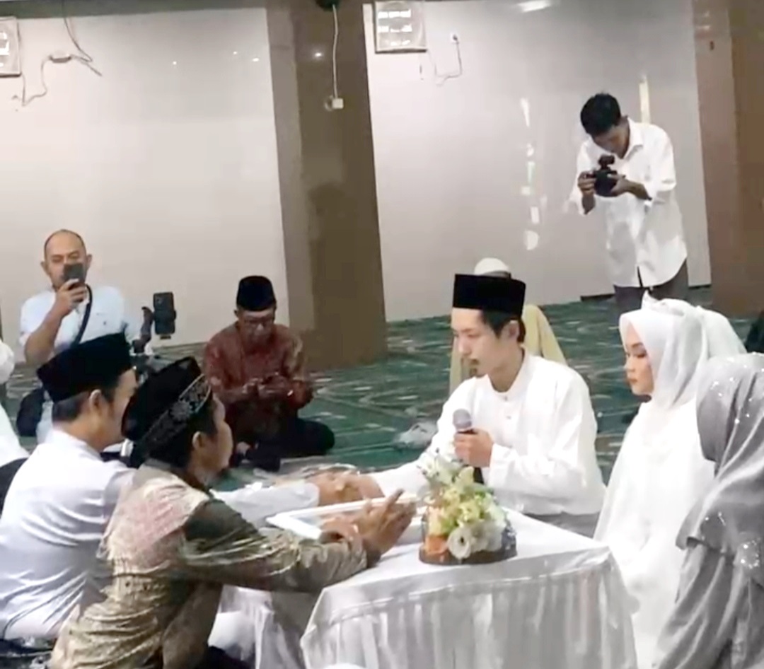 MASUK ISLAM:  Naoki dan Aisyah menjalani akad nikah di Masjid Besar KH. Ahmad Dahlan Banyuwangi, Sabtu (4/5).