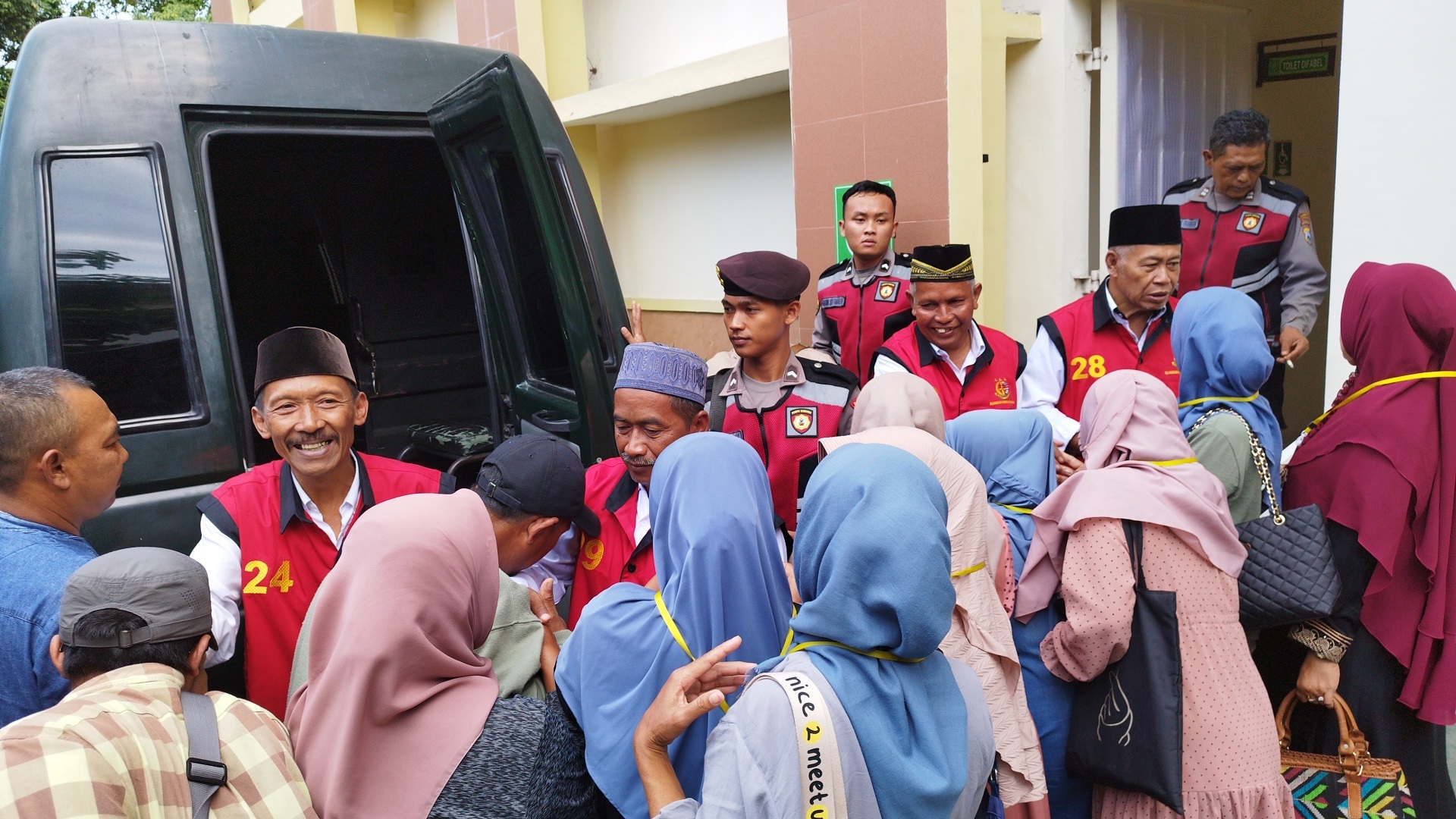 SEGERA BEBAS: Suwarno (dua dari kanan) dan Untung (empat dari kanan) ketika menjalani sidang di PN Banyuwangi beberapa waktu lalu. &nbsp;