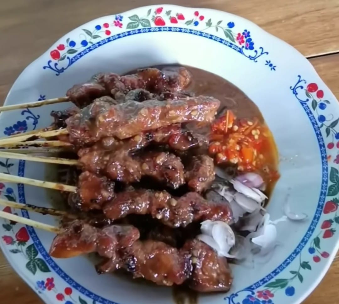 Sepiring sate kambing berisi 10 tusuk di Warung Sate Lumayan Tegaldlimo, Banyuwangi dibanderol Rp 33 ribu.