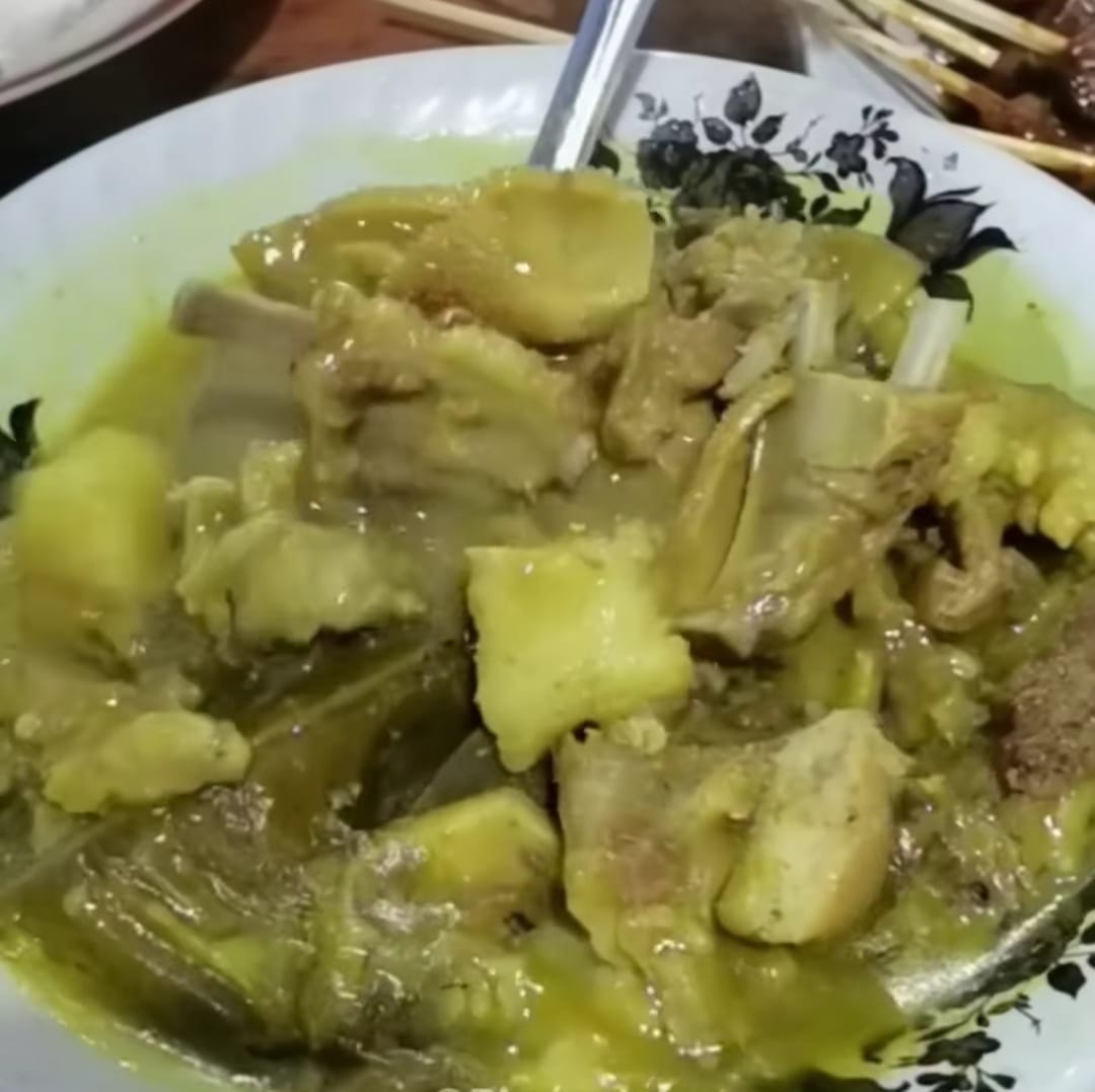 Seporsi gule kambing di Warung Sate Lumayan Tegaldlimo, Banyuwangi bisa dimakan 2-3 orang.