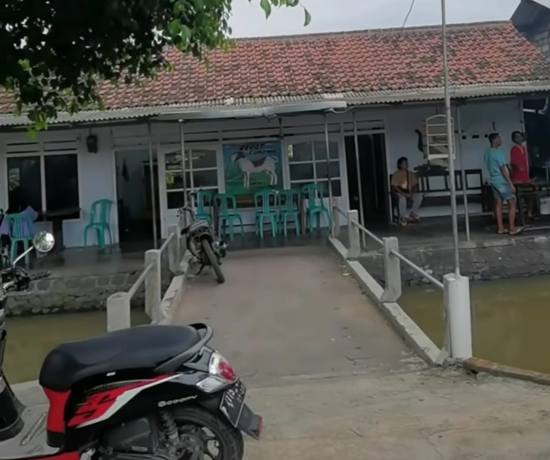 Warung Sate Lumayan Tegaldlimo, Banyuwangi tampak depan berada di tepi sungai.