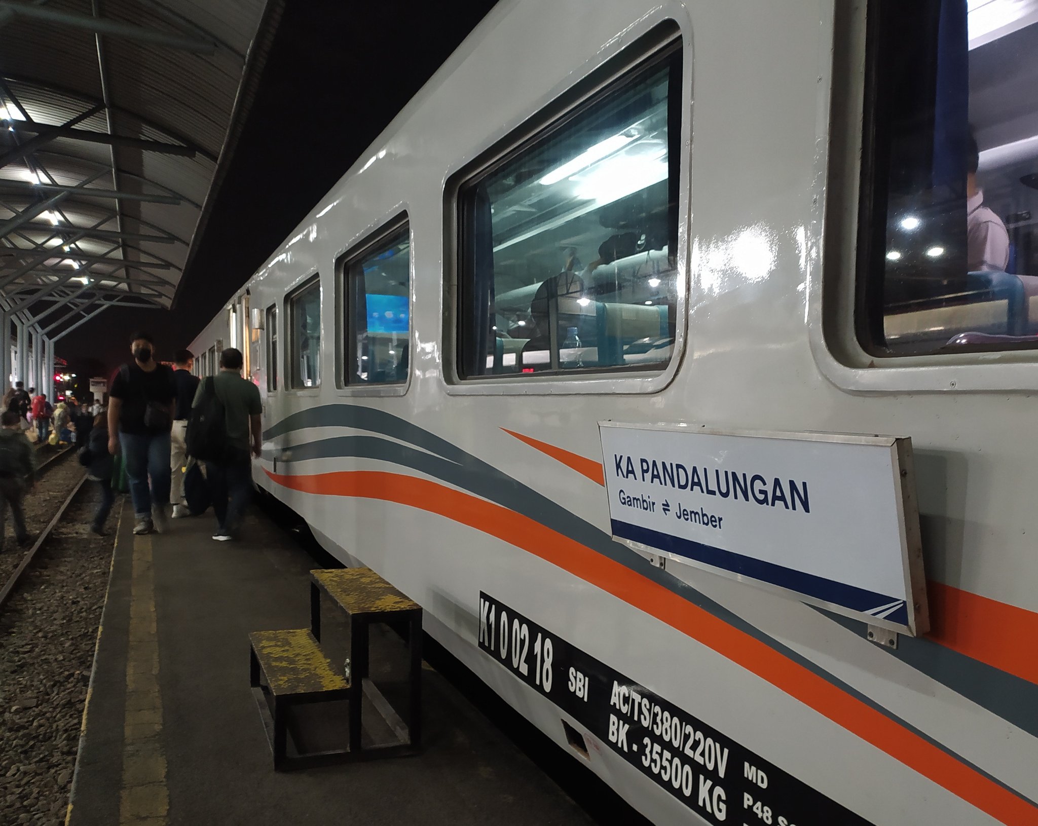 Kereta Api Pandalungan rute Gambir-Jember PP.