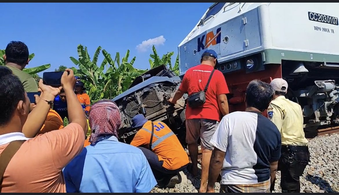 Sebuah mobil tertemper KA Pandalungan rute Gambir-Jember di perlintasan sebudang tak berpintu antara Stasiun Pasuruan-Rejoso, Selasa pagi (7/5).