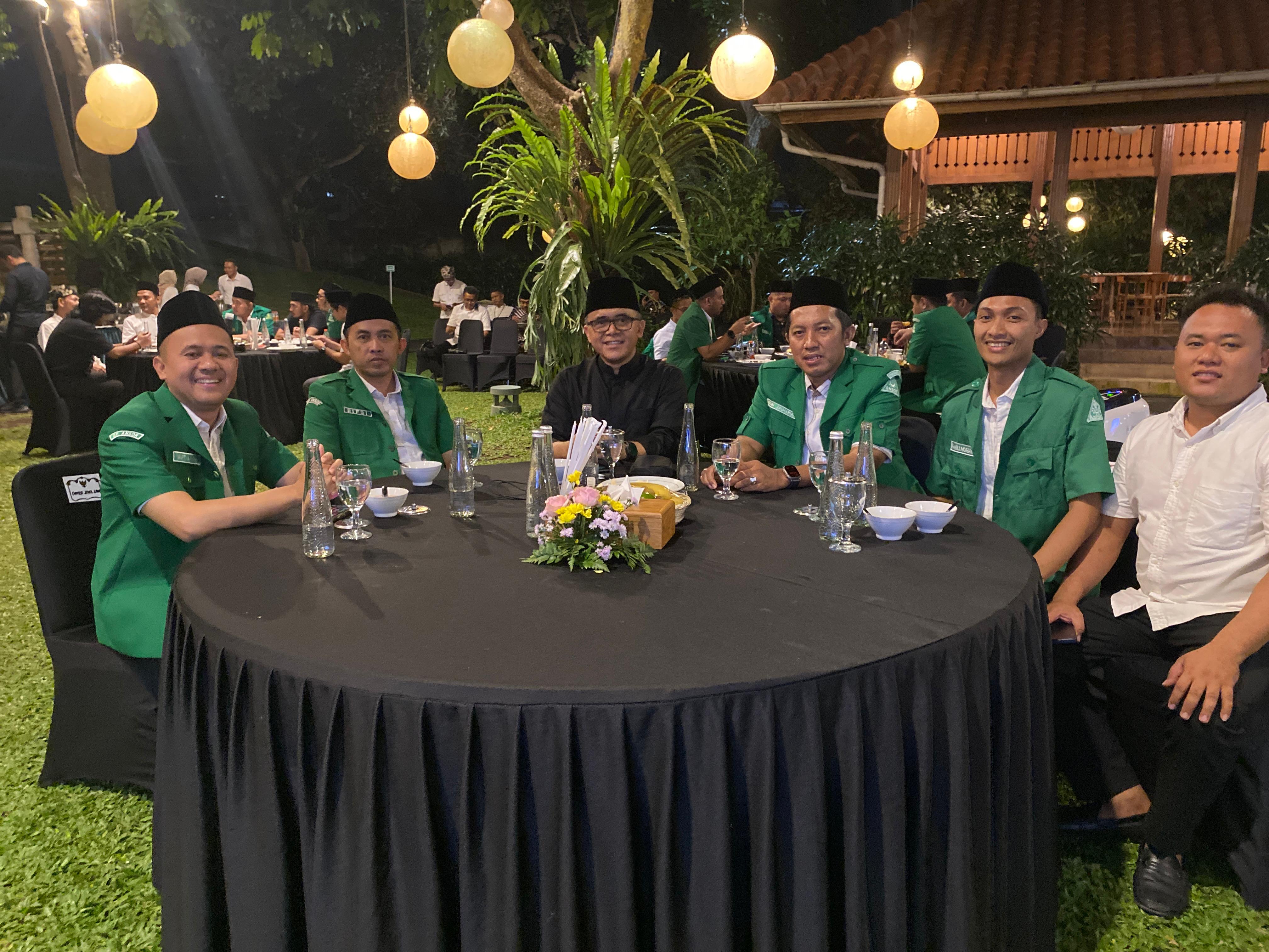 ANSOR GO GREEN: Ketua Umum GP Ansor Addin Jauharudin (dua dari kanan) dijamu makan malam Menpan-RB Abdullah Azwar Anas didampingi Wakil Ketua GP Ansor Bidang UMKM Mufti Anam (kiri) di Pendapa Sabha Sw