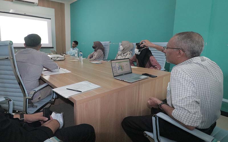 ROUND TABLE: dr. Jamal SpPD memimpin diskusi ilmiah tentang hipoglikemia dan diabetes melitus di Ruang Tutorial GPS RSAH, Gambiran, Banyuwangi.