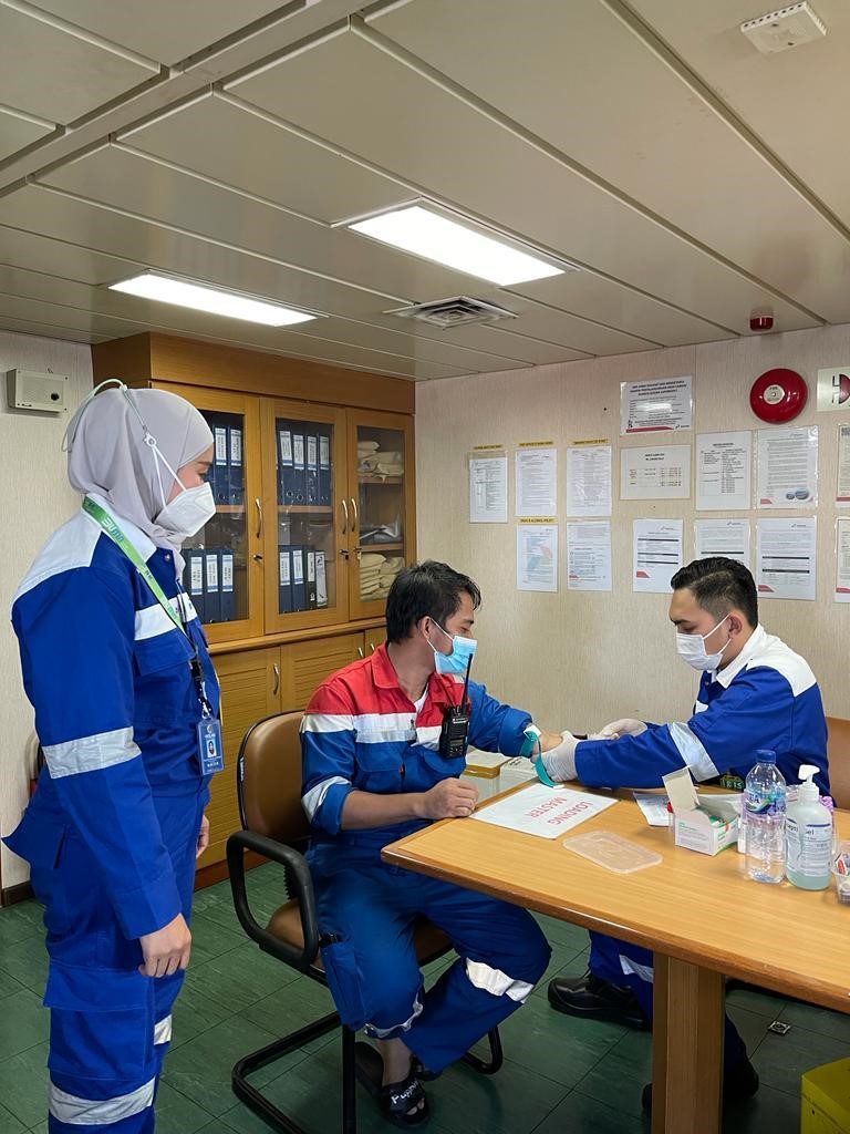 SEHAT: Petugas RSU Bhakti Husada sedang melakukan tindakan pengambilan darah untuk pasien yang sedang menjalani medical check up  &nbsp;