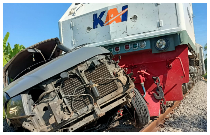 Kondisi mobil rombongan Ponpes Sidogiri Pasuruan rusak berat setelah tertemper KA Pandalungan.