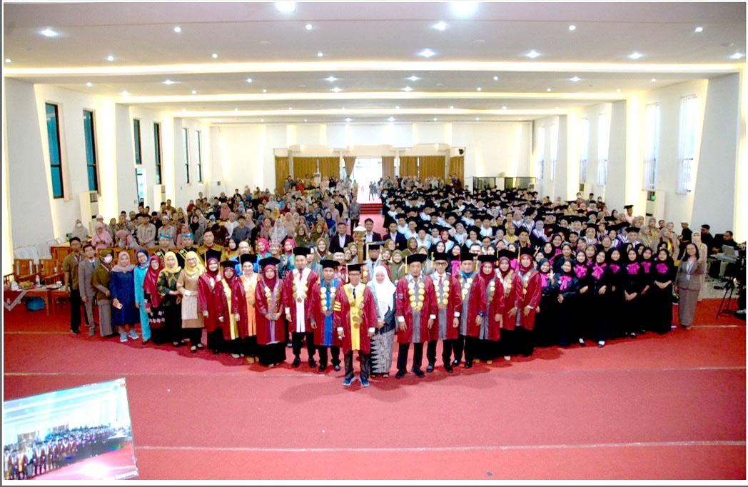 PENUH: Foto bersama dewan senat, tamu undangan, wisudawan, dan para orang tua/wali pada Sidang Senat Terbuka ke XXXVIII di Auditorium GBK Stikes Banyuwangi pada Minggu (5/5).