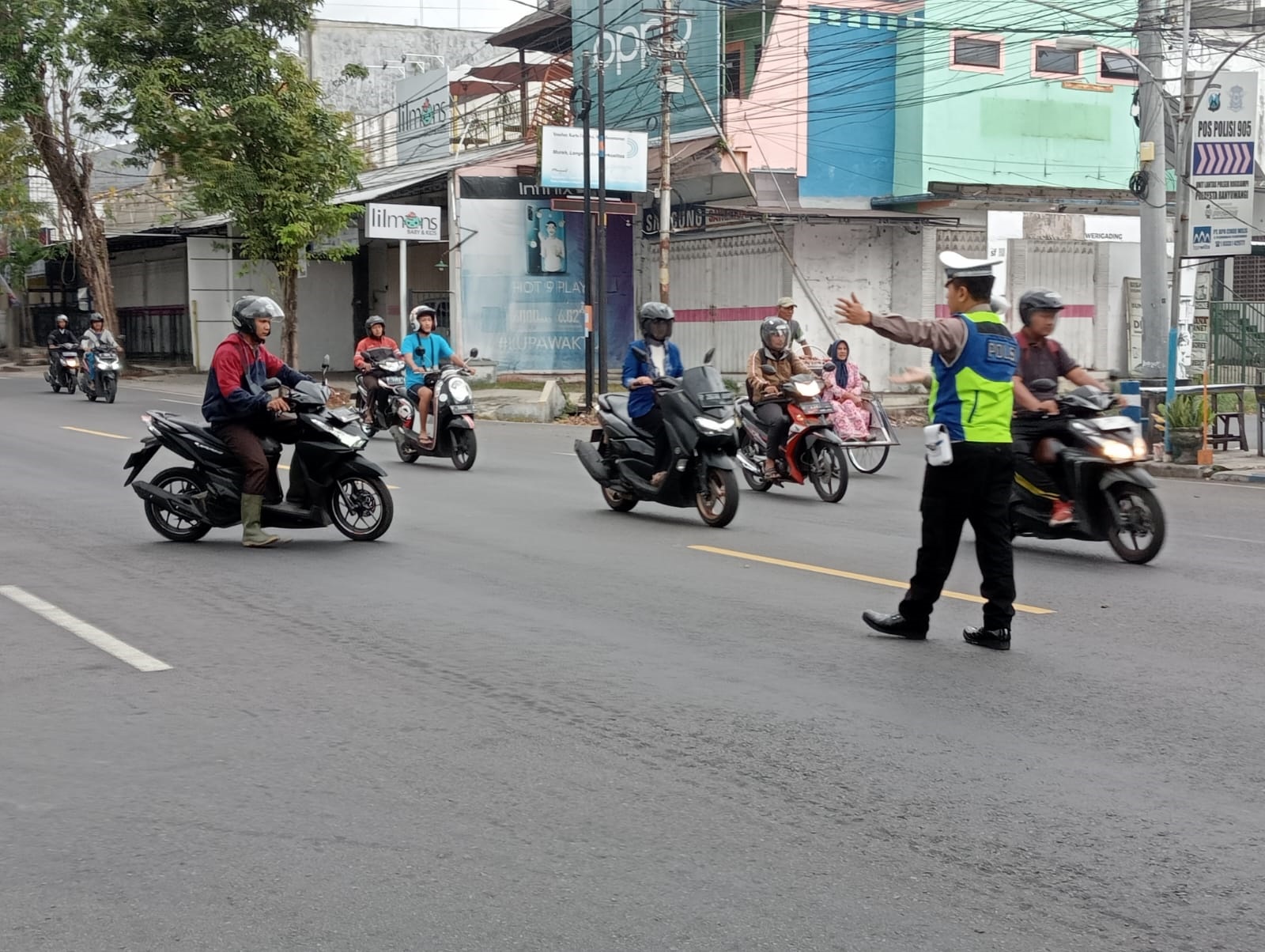 TEGAS: Anggota Unit Lantas Polsek Rogojampi melakukan pengaturan lalu lintas di jalan raya Rogojampi Senin (6/5)