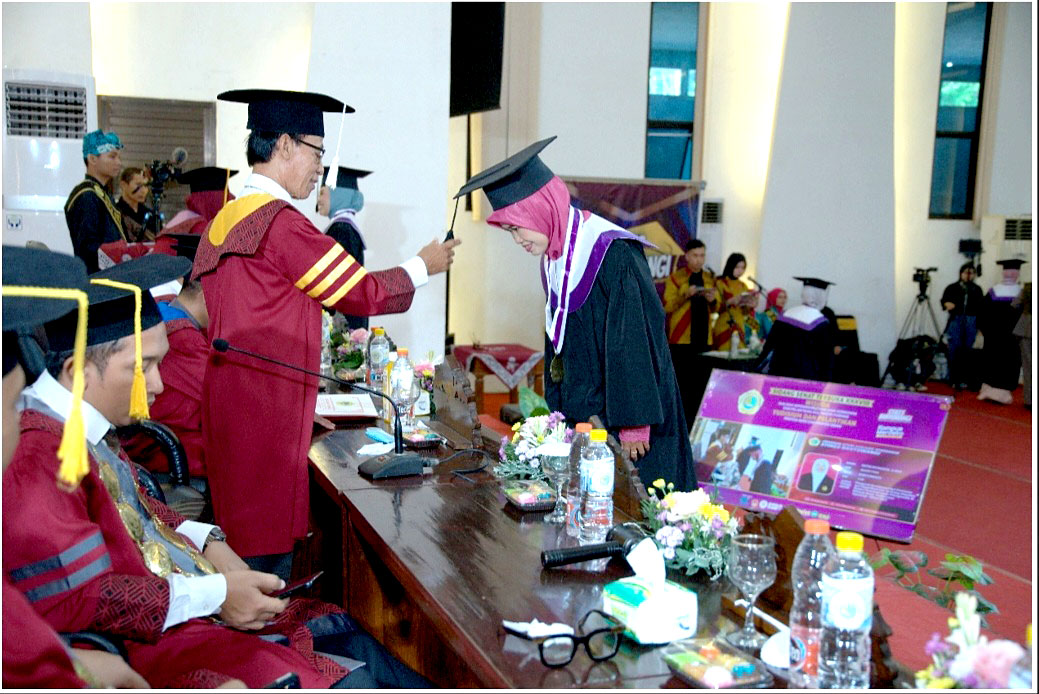 KHIDMAT: Prosesi pemindahan tali toga oleh Ketua Stikes Banyuwangi DR H Soekardjo.