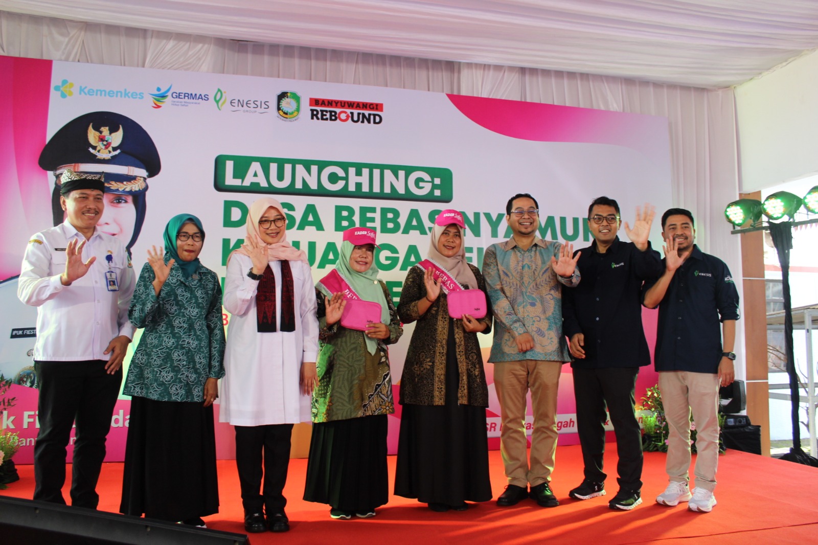 Bupati Ipuk Fiestiandani bersama Chief HR, Legal, PR dan RA Enesis Group, Bambang Cahyono melihat pembuktian telapan tangan yang dibaluri lotion anti nyamuk Soffel tidak digigit nyamuk.