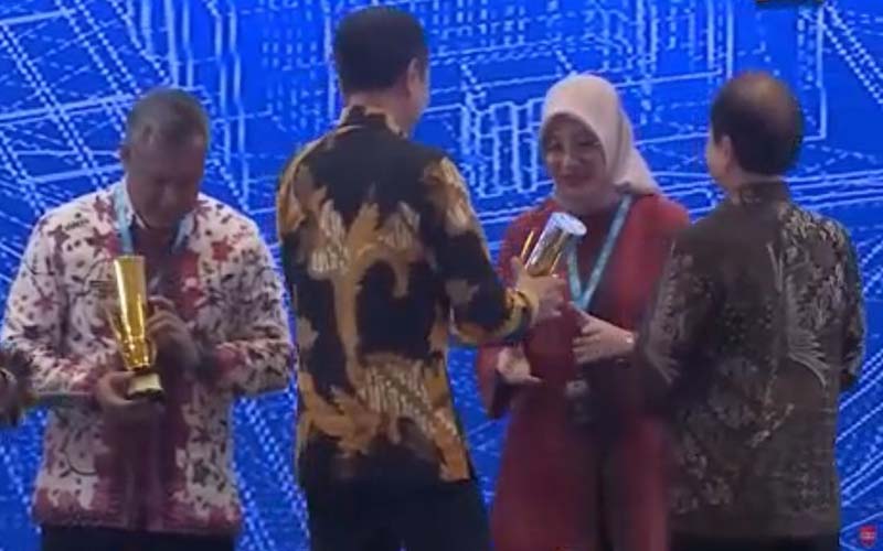 PRESTASI: Bupati Ipuk menerima piala dari Presiden Jokowi