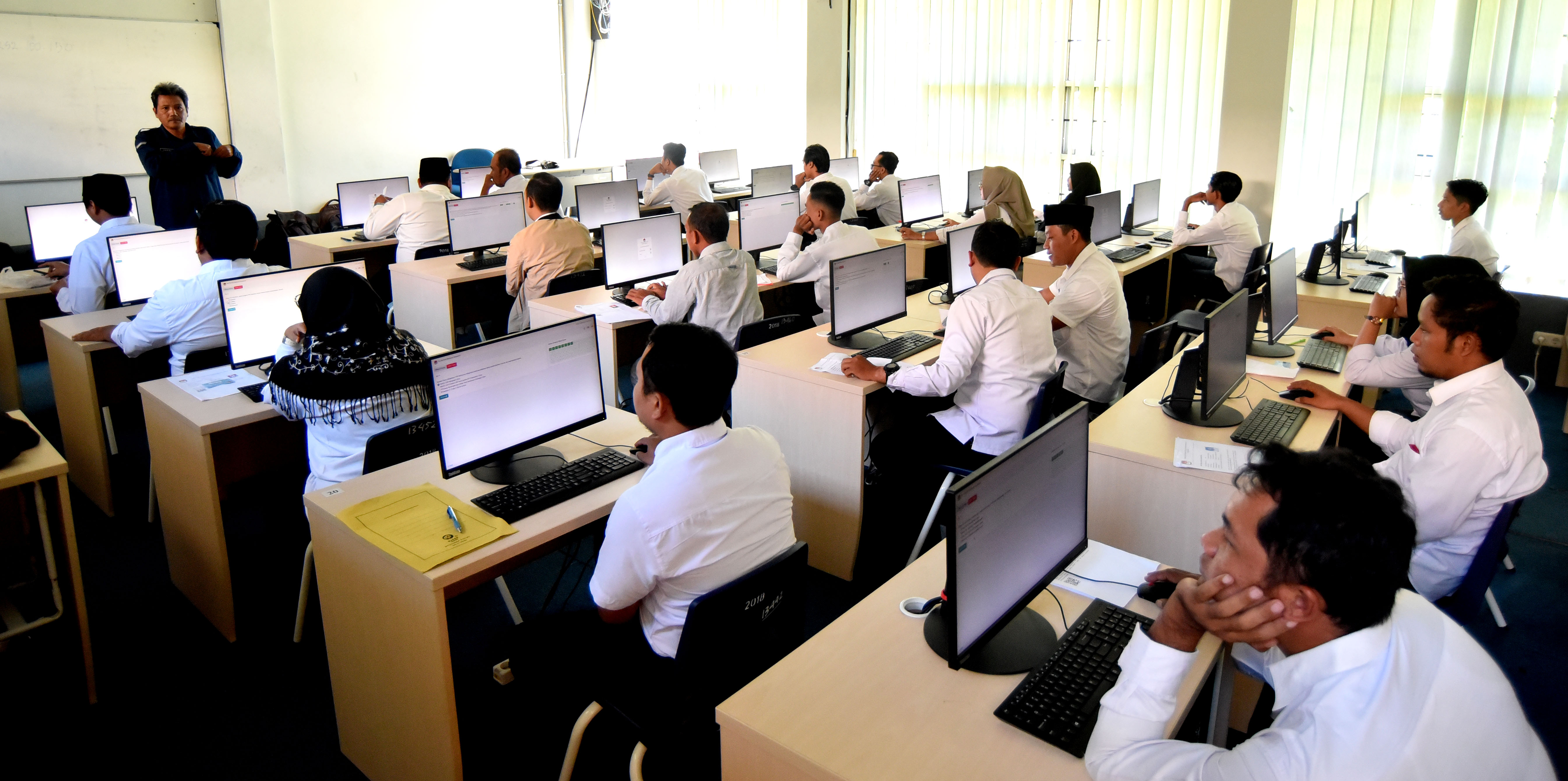 SELEKSI TULIS: Para calon anggota PPK mengikuti tes CAT di Gedung Informatika Poliwangi, Selasa (7/5).