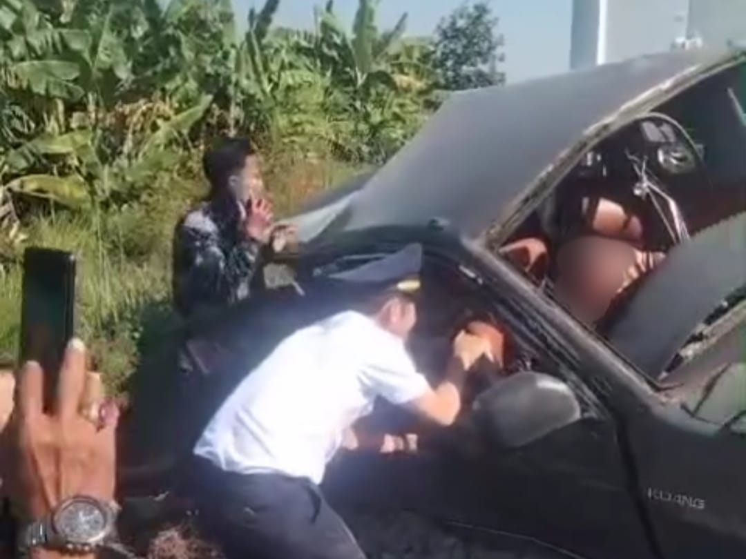 Masinis KA Pandalungan memberikan minum kepada korban selama yang tertemper di JPL 146 Desa Pateguran, Kecamatan Rejoso, Kabupaten Pasuruan, Selasa (7/5).