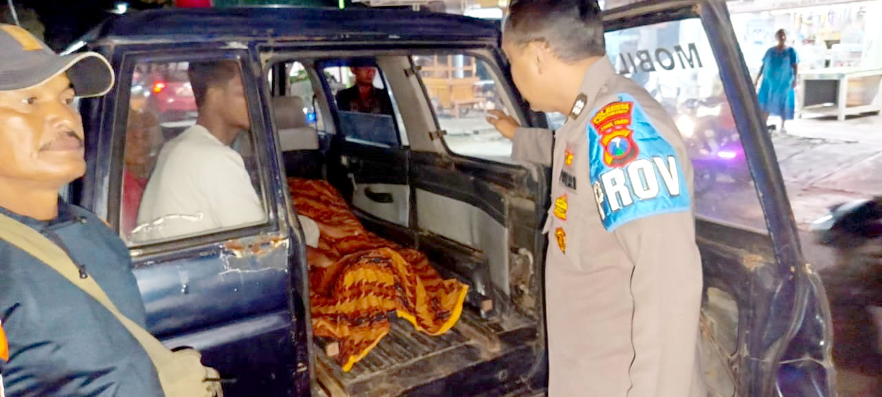 BERDUKA: Jenazah korban langsung ditemukan dan dibawa pulang oleh keluarganya untuk dimakamkan pada Senin (6/5) malam.