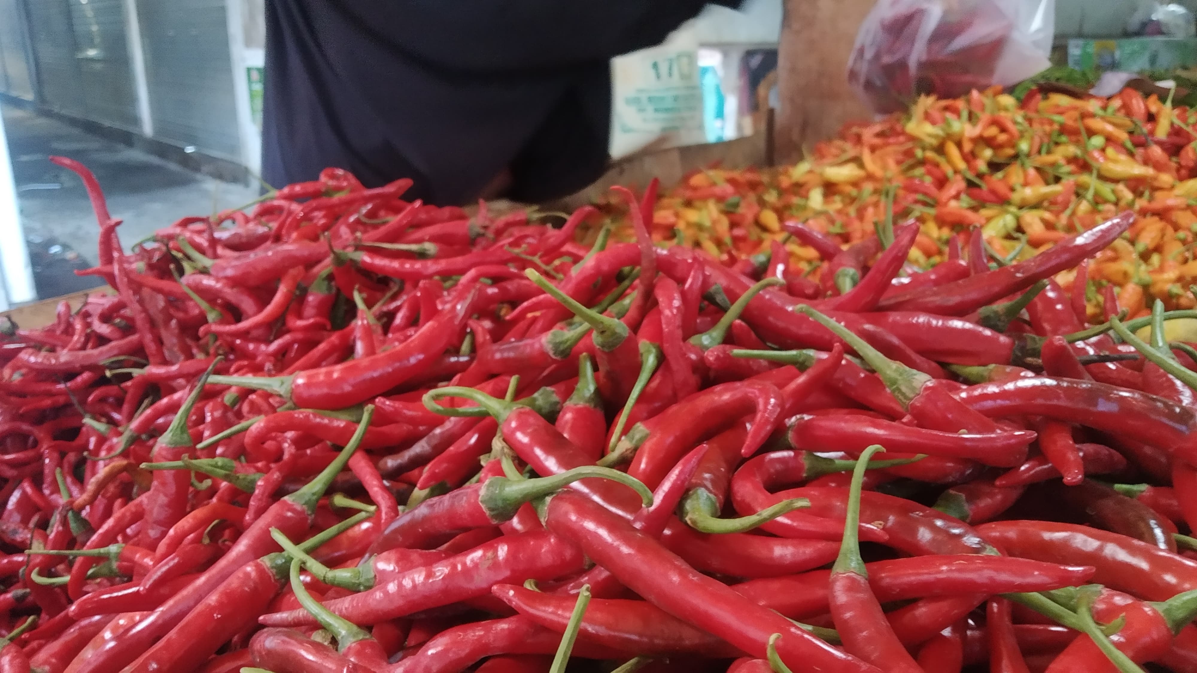 MERAH: Harga pedesan di Pasar Genteng 2, Desa Genteng Kulon, Kecamatan Genteng mulai normal Selasa (7/5).