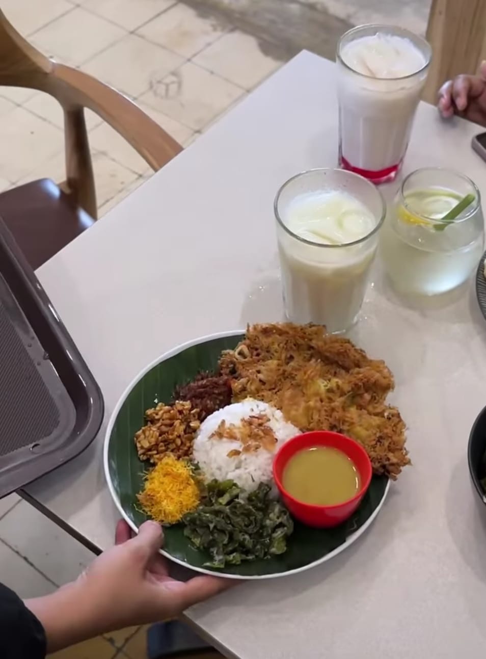 Nasi telur spesial dengan isi komplit di Warung Nasi Telur Uhuy cuma dihargai Rp 16 ribu.