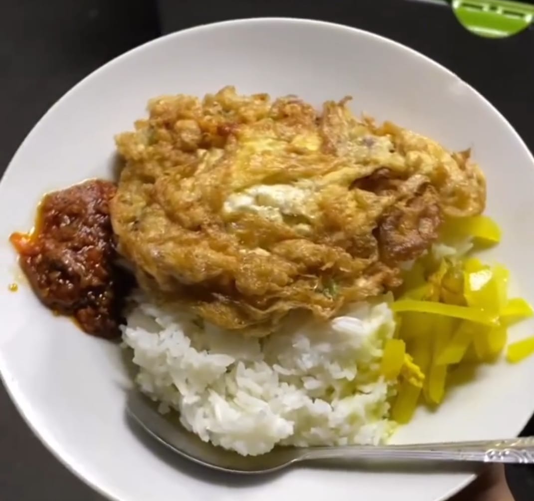 Sepiring nasi telur di Warung Sego Dadar hanya dibanderol Rp 10 ribu.