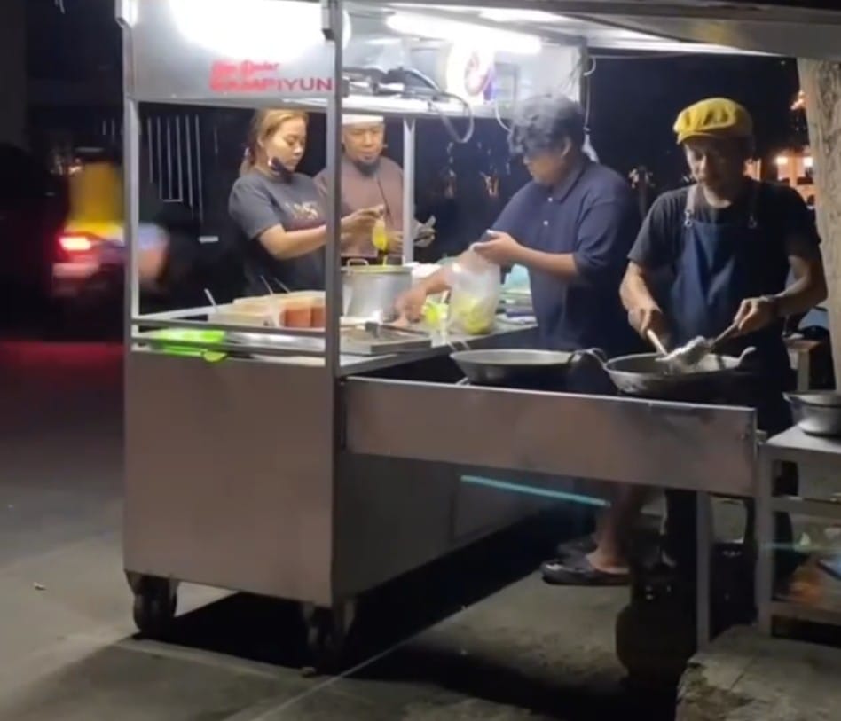 Kru Warung Sego Dadar Kampiyun tampak cekatan melayani pembeli.