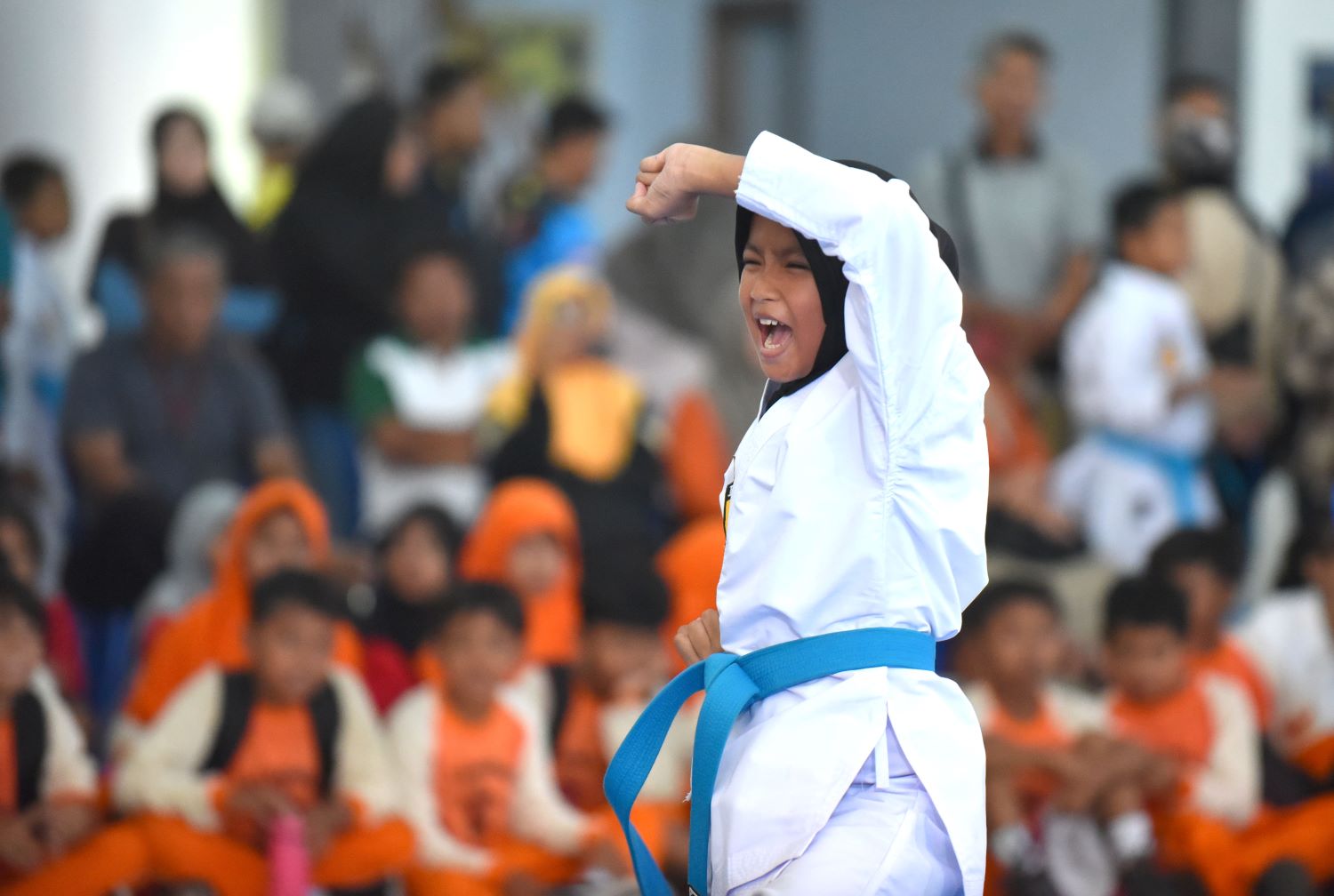 JARING BIBIT JUARA: Salah satu atlet karateka menunjukan aksi pada kejuaraan O2SN tingkat SD di aula SDN Model Banyuwangi