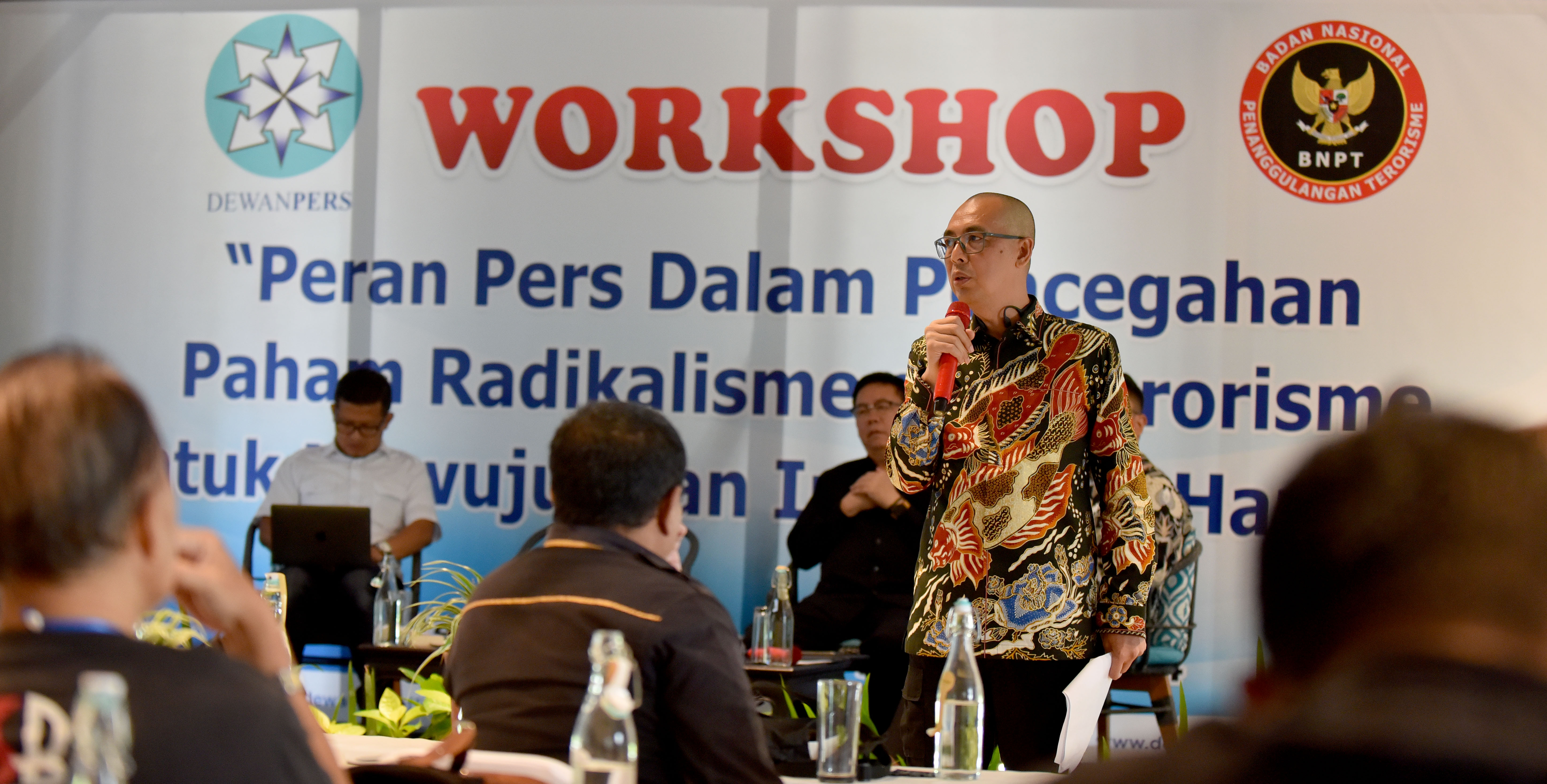 PEMATERI WORKSHOP: Kasubdit Pengamanan Lingkungan BNPT Kolonel Setyo Pranowo menyampaikan materi peran negara dalam menangkal paham radikalisme dan terorisme di Hotel Dialoog Rabu (8/5)