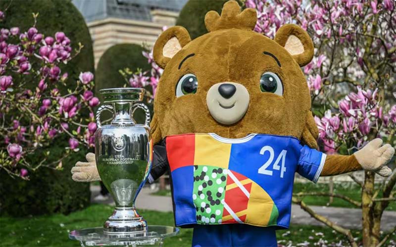 BERUANG: Maskot resmi Euro 2024 di Jerman yang akan menjadi ikon gelaran empat tahunan ini.