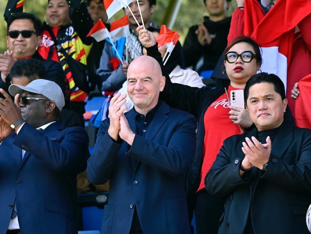 Gianni Infantino saat menonton pertandingan Indonesia U-23 vs Guinea U-23