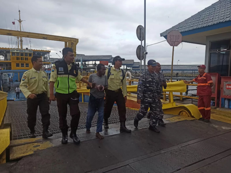 DIAMANKAN: Usai buat geger di Pelabuhan Gilimanuk Jonan Siamaru dikirim pulang ke Pelabuhan Ketapang
