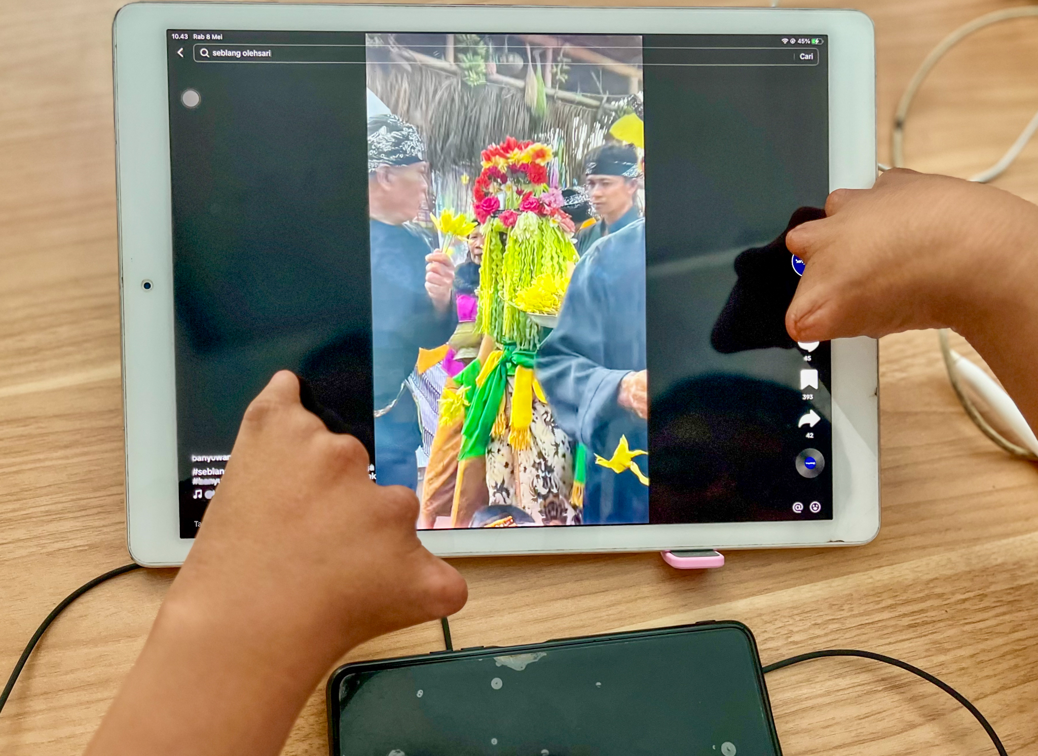 DIJANGKAU DISABILITAS: Pengguna melakukan scroll video di aplikasi media sosial Tiktok.