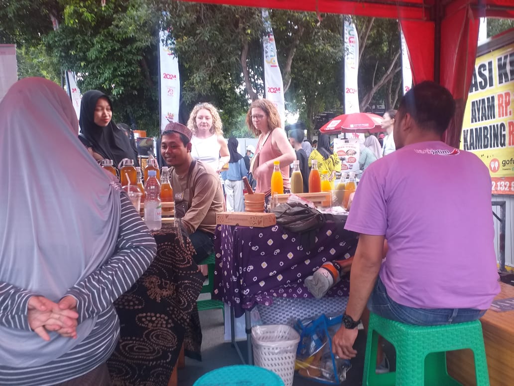ANTUSIAS: Selain warga lokal beberapa wisatawan juga berkesempatan mengunjungi stand UMKM di Banyuwangi Creative Market
