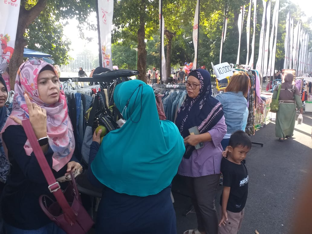 LAPAK FASHION: Pilihan aneka fashion aneka busana juga tersedia disini