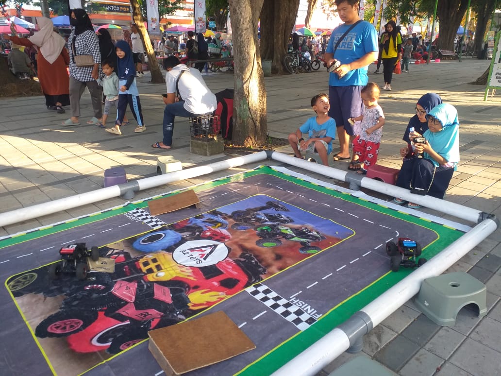 SAYANG ANAK: Banyuwangi Creative Market juga menyediakan aneka jenis permainan bagi anak-anak