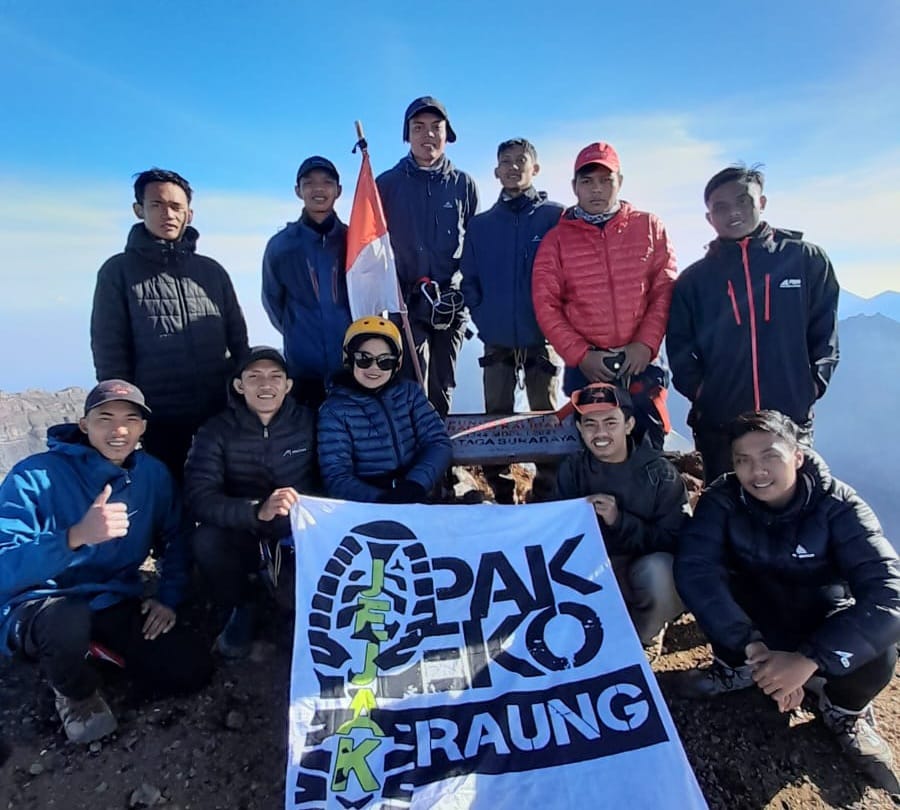 RAMAI: Puluhan pendaki di pos pendakian Gunung Raung jalur Dusun Wonorejo, Desa Kalibaru Wetan, Kecamatan Kalibaru Minggu (12/5).