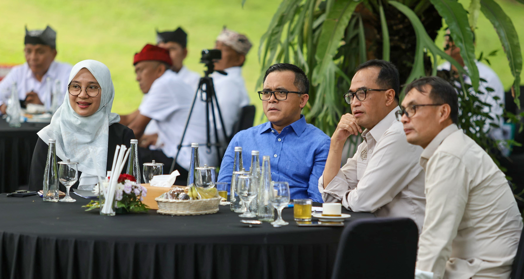 MAMPIR DI PENDAPA: Menhub Budi Karya Sumadi&nbsp;dijamu makan siang Bupati Ipuk Fiestiandani didampingi Menpan-RB Abdullah Azwar Anas di Pendapa Sabha Swagata Blambangan, Kamis (9/5).