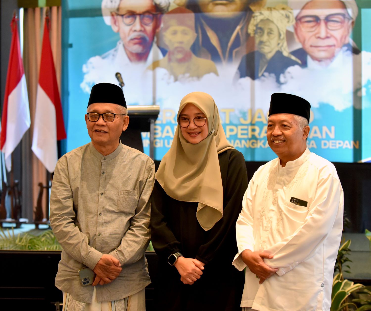 FOTO BARENG: Mantan Ketua PCNU Banyuwangi KH Masykur Ali (kiri) berfoto dengan Bupati Ipuk Fiestiandani didampingi dai kondang KH Abdul Ghofar.
