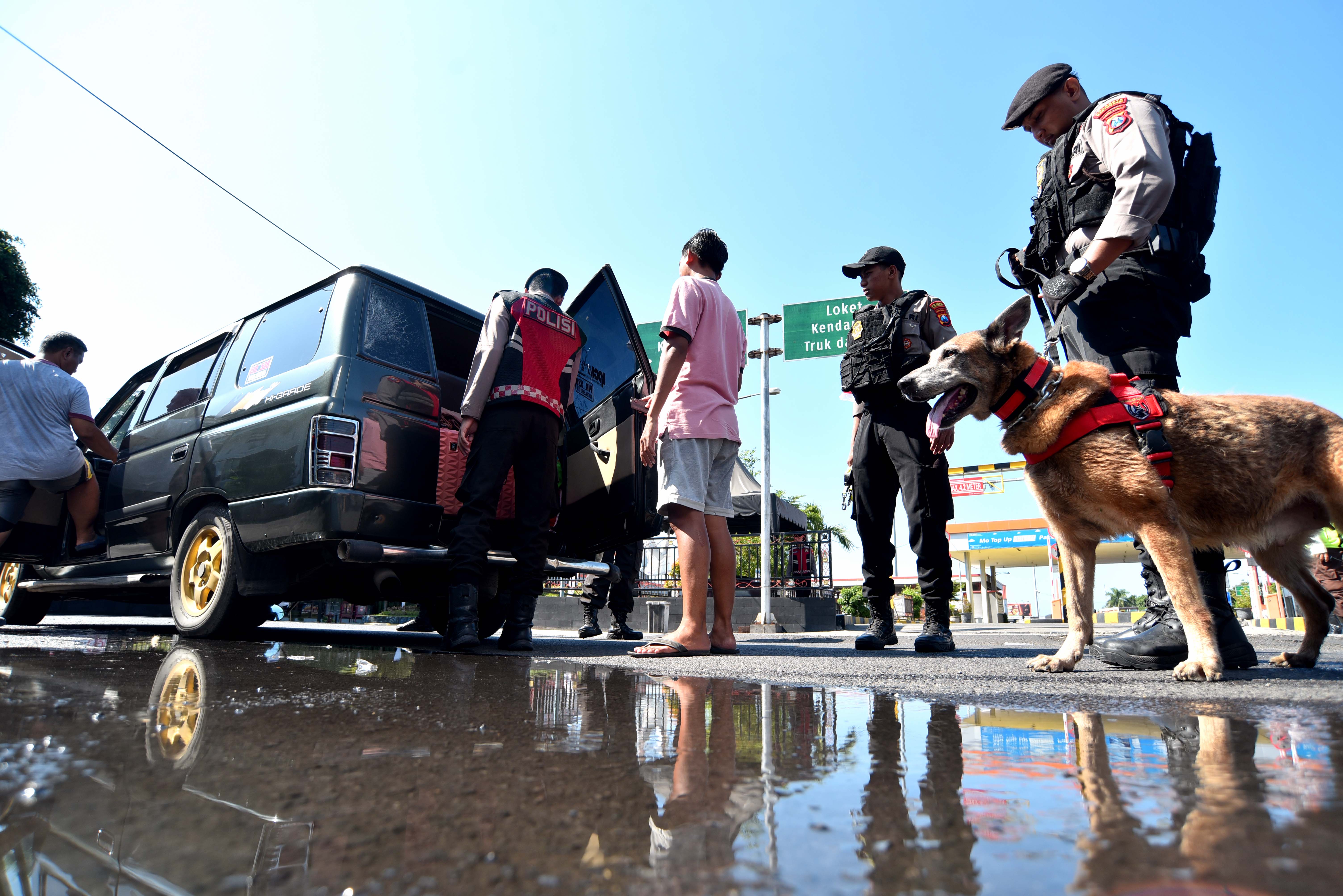 KETAT: Aparat kepolisian dibantu anjing pelacak memeriksa muatan mobil pikap K 9778 VK yang akan menyeberang ke Bali, Jumat (10/5).