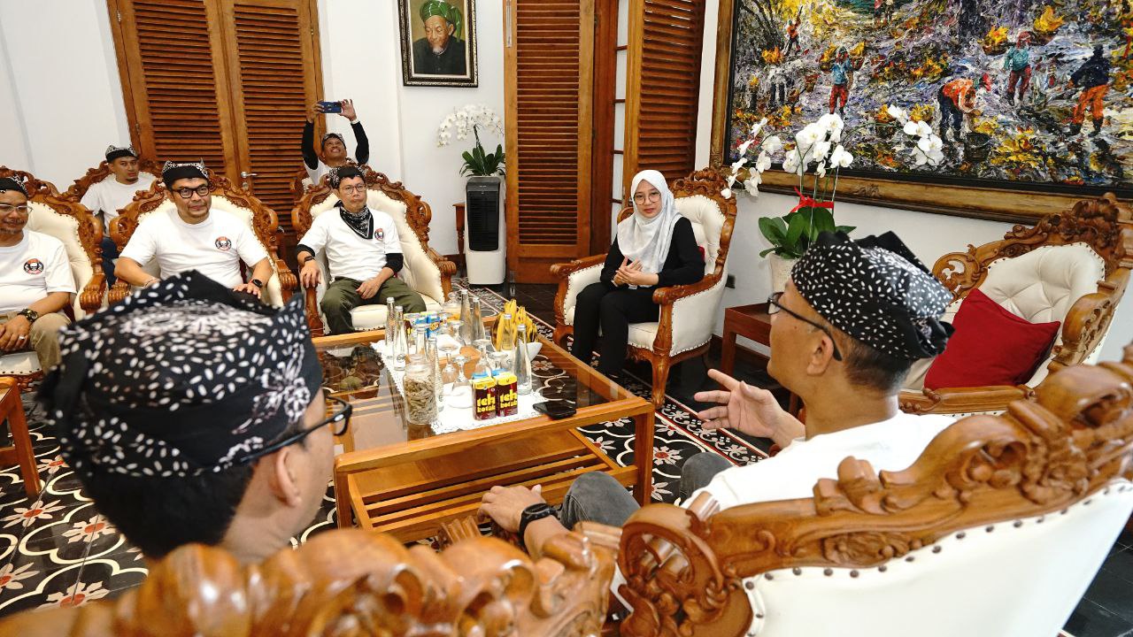 AHLI GEOLOGI: Bupati Ipuk berbincang dengan rambongan geolog di Pendapa Sabha Swagata Blambangan Kamis (9/5).