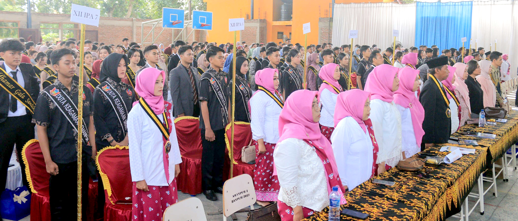 LULUS: Para siswa kelas XII SMAN 1 Purwoharjo dalam Purnawiyata ke-39 di aula sekolahnya pada Sabtu (11/5)