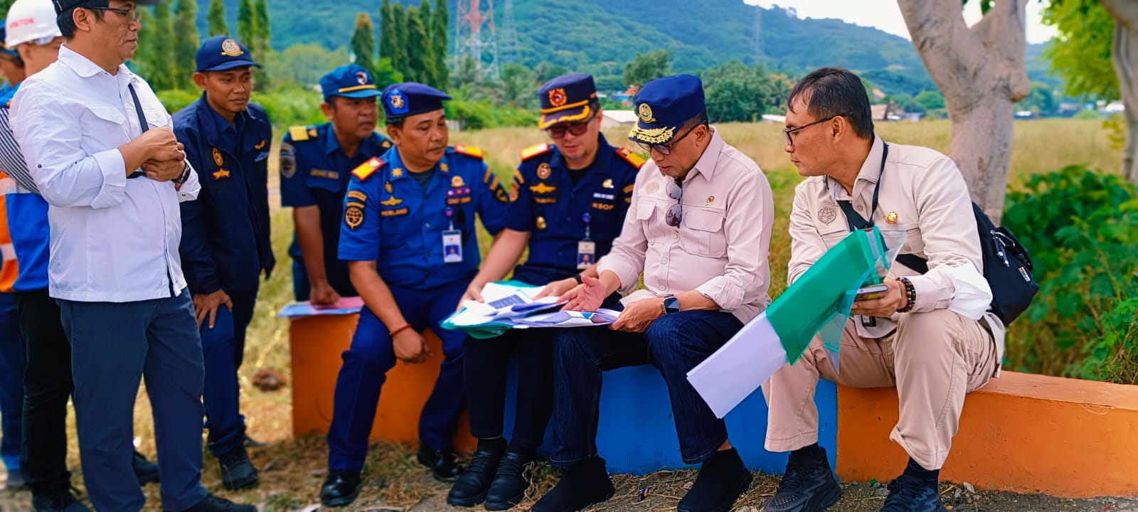 PROYEK PELABUHAN: Menteri Perhubungan Budi Karya Sumadi meninjau lokasi calon proyek dermaga Pelabuhan Tanjung Wangi Kamis (9/5).
