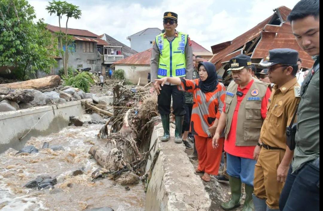 Bupati Agam, Dr H Andri Warman sat mengunjungi lokasi banjir bandang
