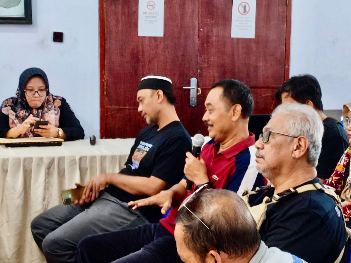 GAGAL MELENGGANG: Yusuf Widyatmoko dan Zainuri saat mendatangi kantor KPU Banyuwangi untuk menyerahkan dukungan syarat dukungan pasangan calon independen pada Minggu pagi (12/5).