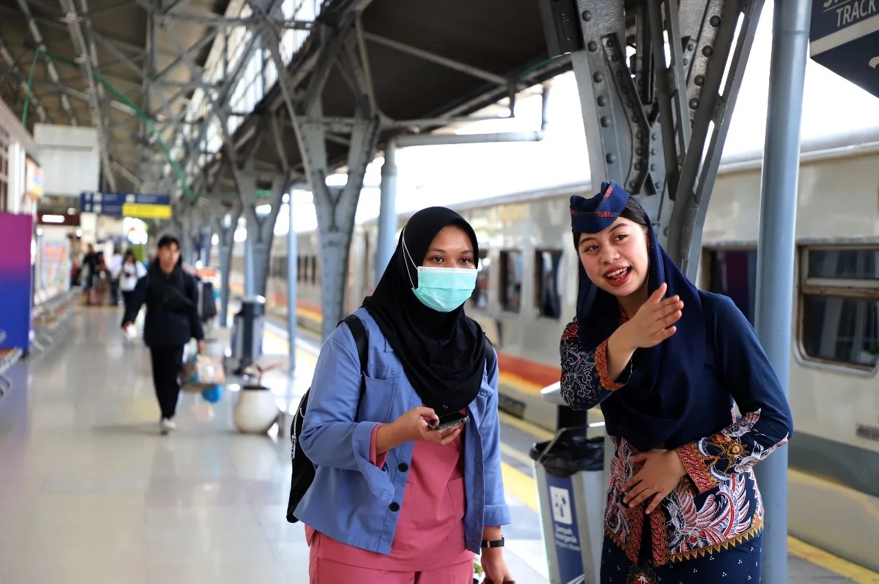 Pramugari melayani penumpang yang akan naik kereta api di Stasiun Pasar Senen Jakarta.