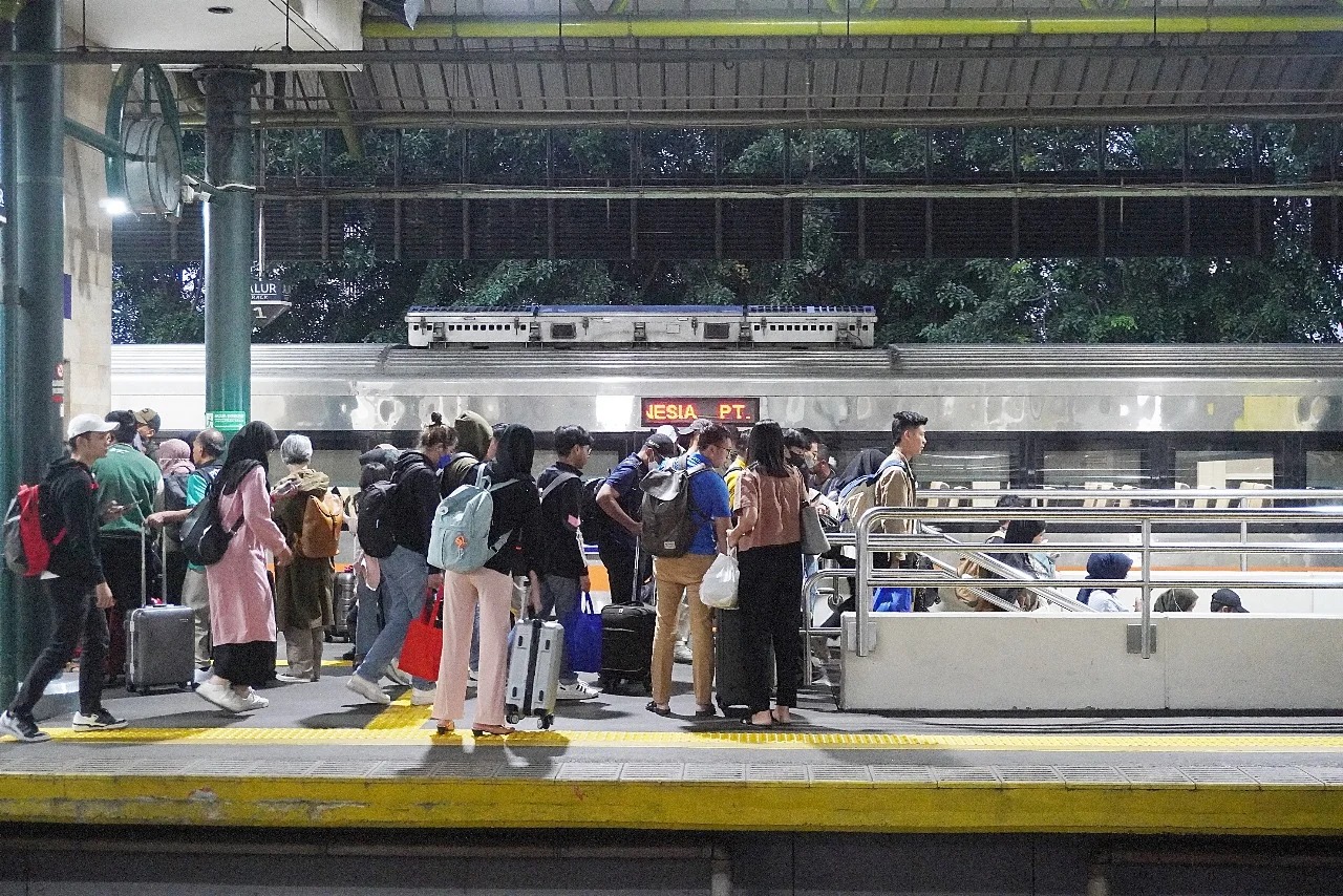 Penumpang kereta api di Stasiun Gambir, Jakarta saat libur long weekend.