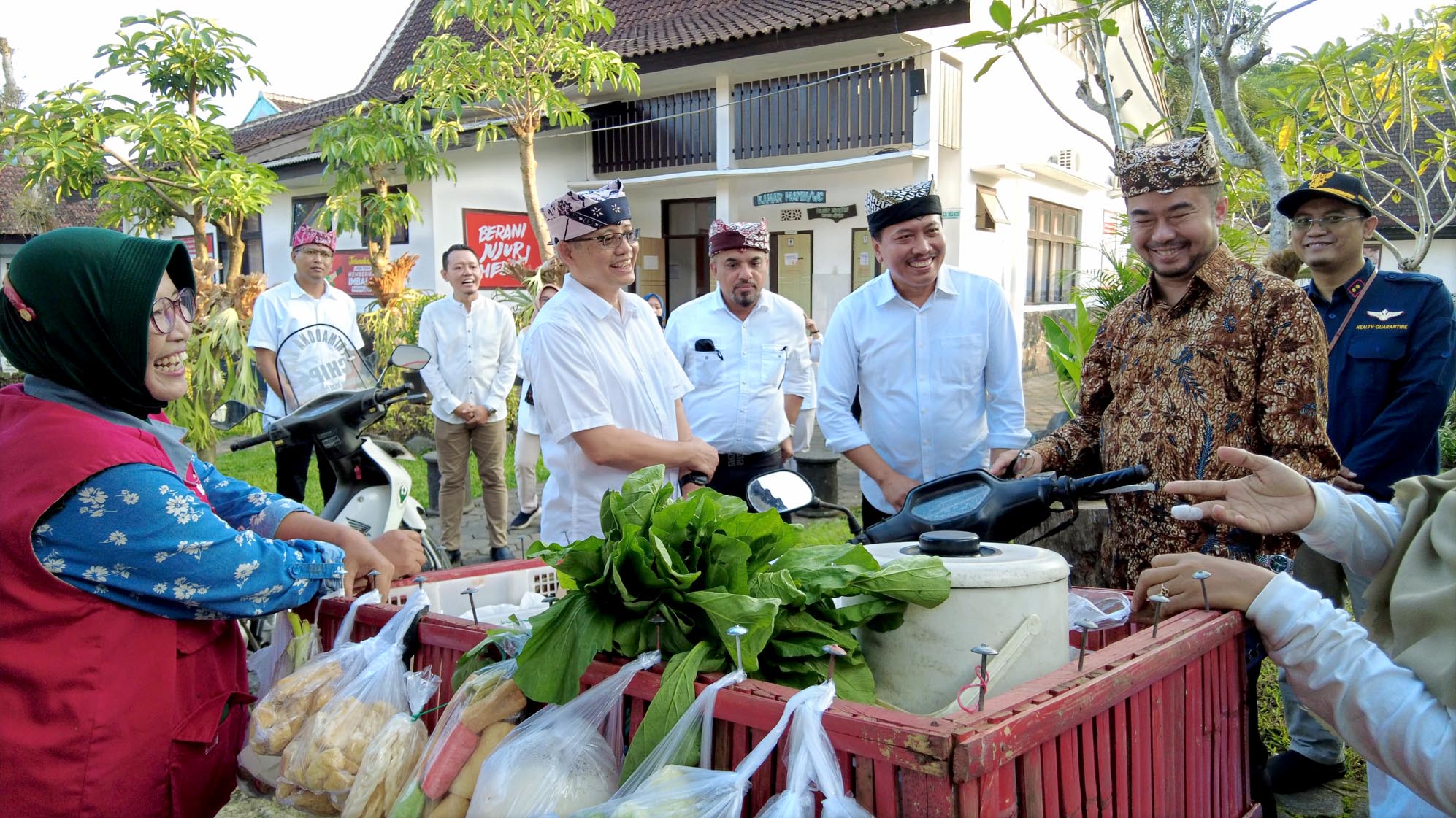 DIALOG: Sekjen Kemenkes Kunta Wibawa Dasa Nugraha (batik cokelat) berdialog dengan pemburu bumilristi yang merupakan inovasi Sakina Puskesmas Sempu.  &nbsp;